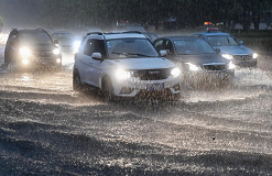 行車遇強(qiáng)降雨怎么辦？